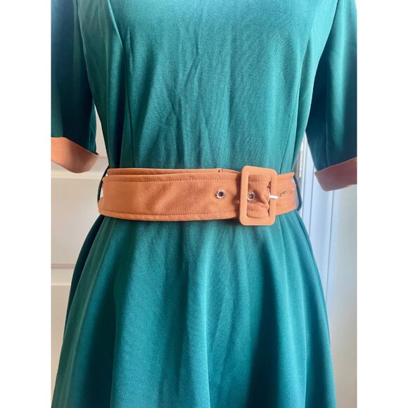 Vintage-Inspired Emerald Green Dress with Contrasting Trim - Picture 6 of 8